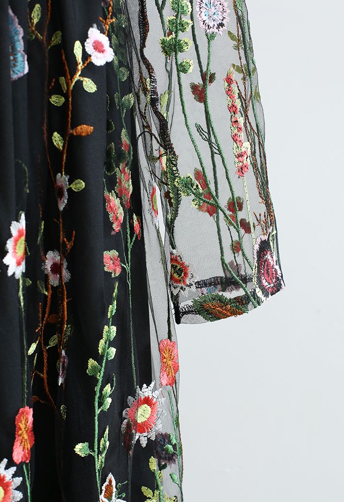 Vestido largo de malla bordada en negro de Lost in Flowering Fields