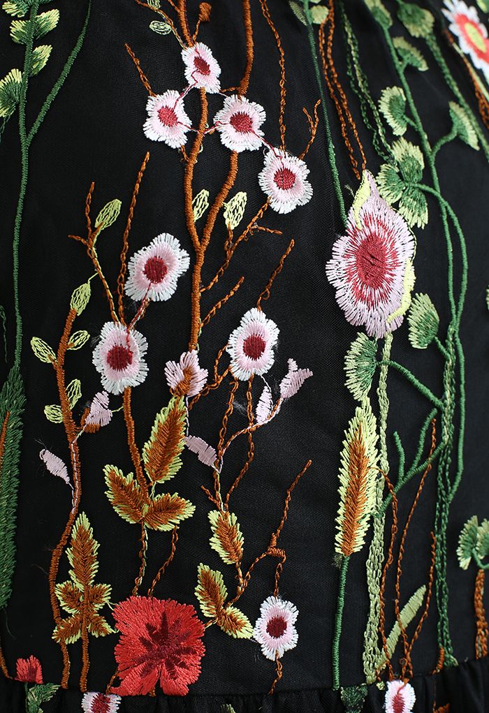 Vestido largo de malla bordada en negro de Lost in Flowering Fields