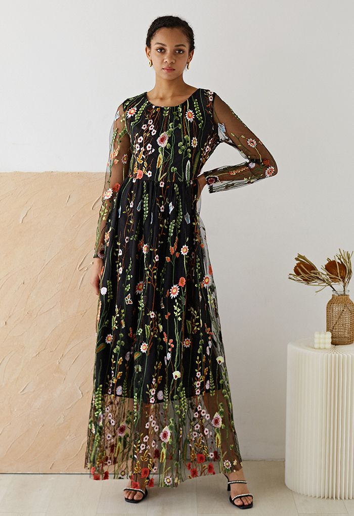 Vestido largo de malla bordada en negro de Lost in Flowering Fields