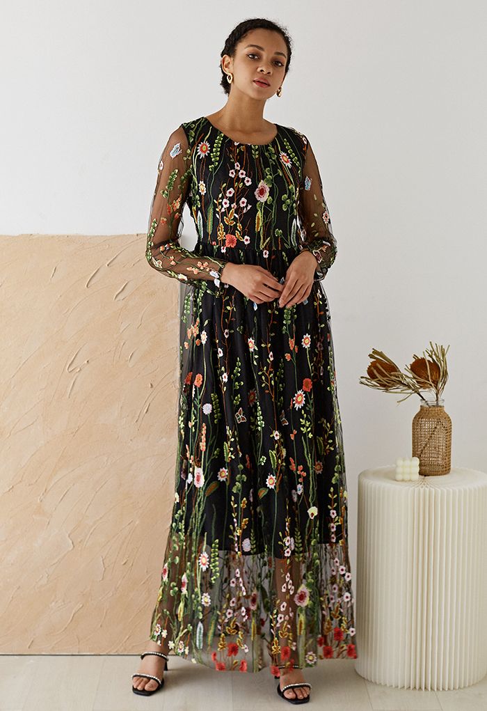 Vestido largo de malla bordada en negro de Lost in Flowering Fields