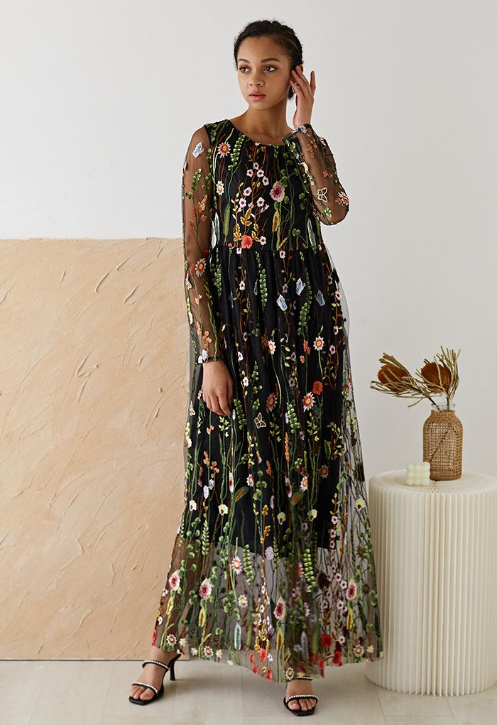 Vestido largo de malla bordada en negro de Lost in Flowering Fields