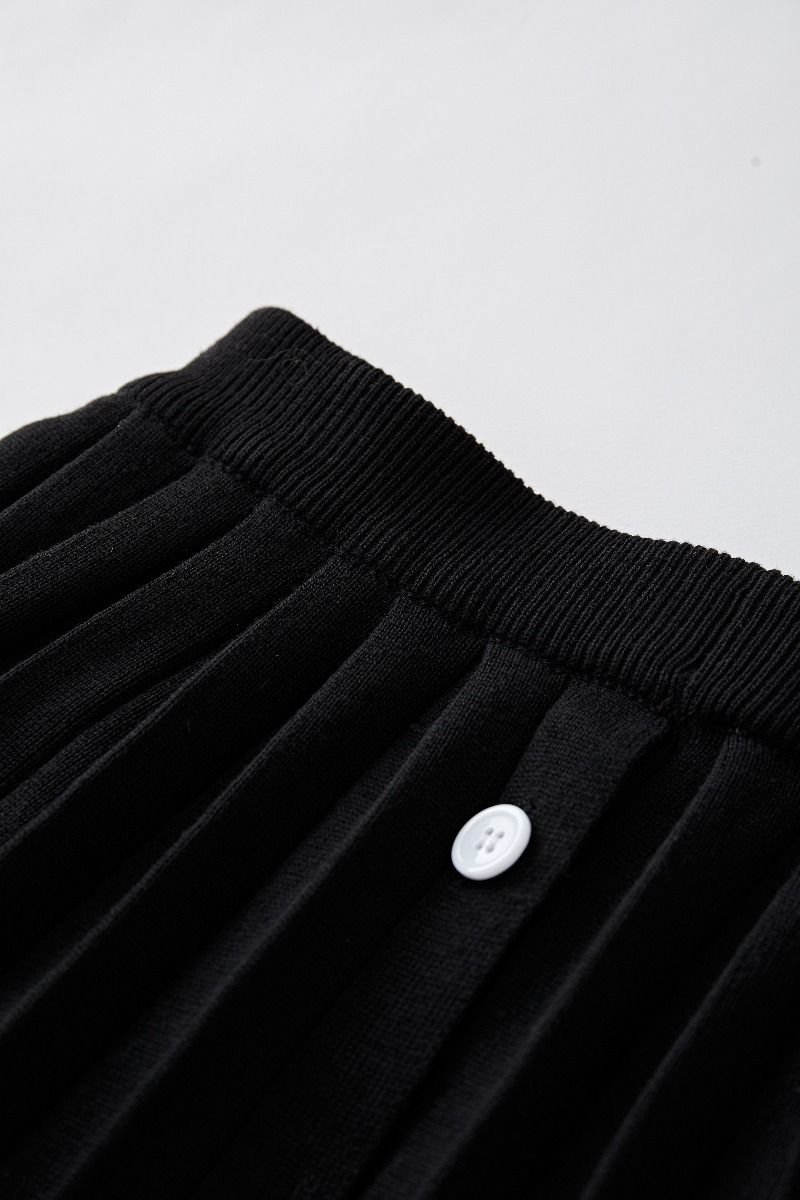 Collared V-Neck Knit Top and Pleated Skirt Set in Black