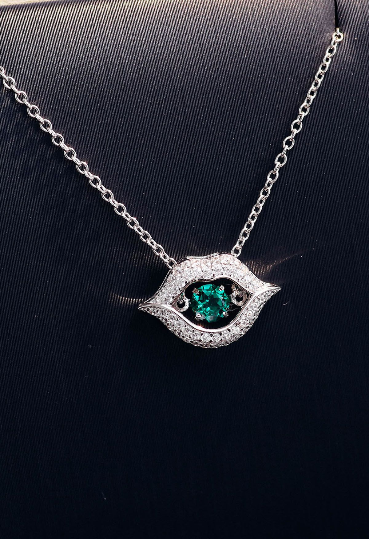 Lip Shape Emerald Gem Necklace