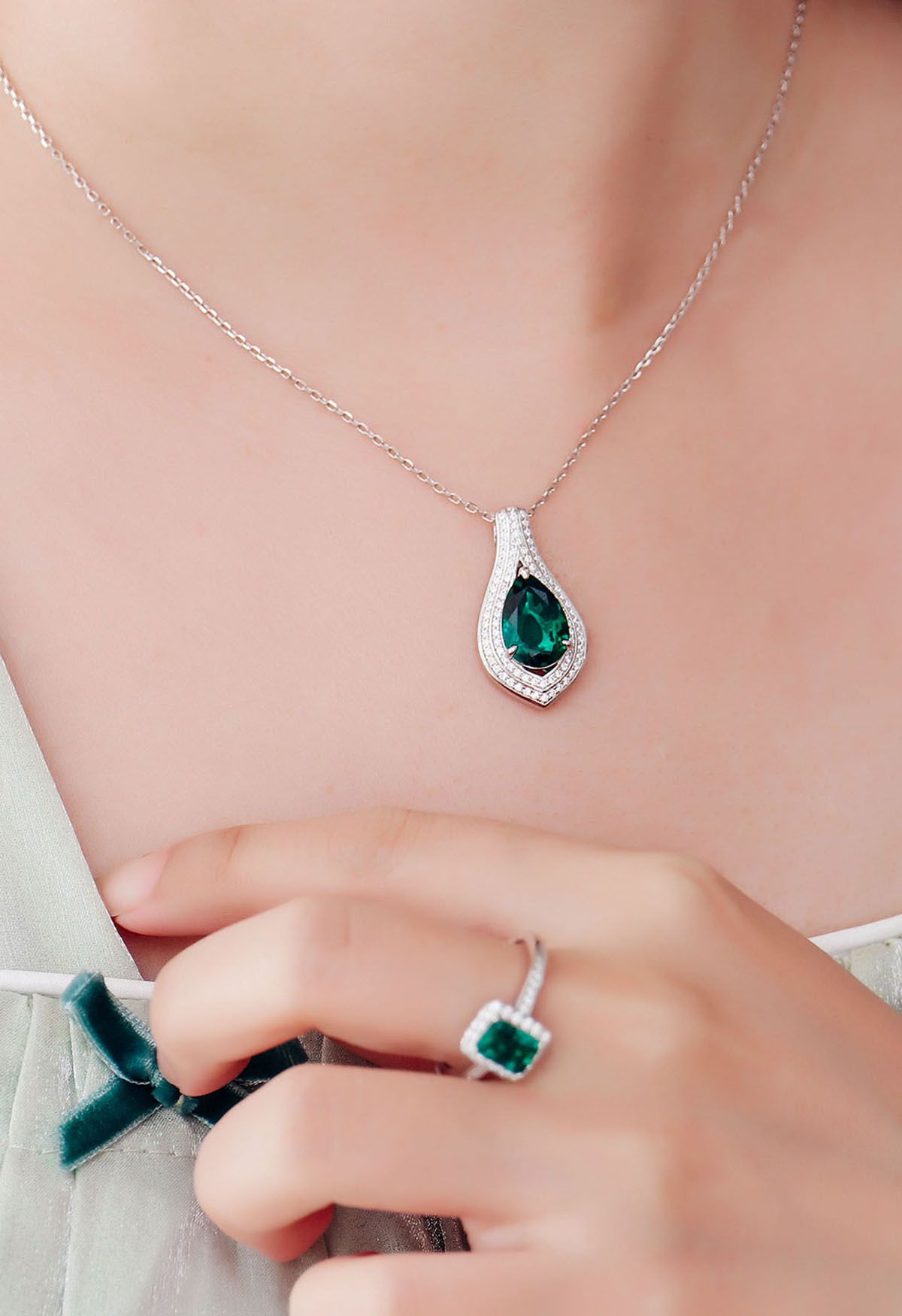 Pear Shape Emerald Gem Necklace